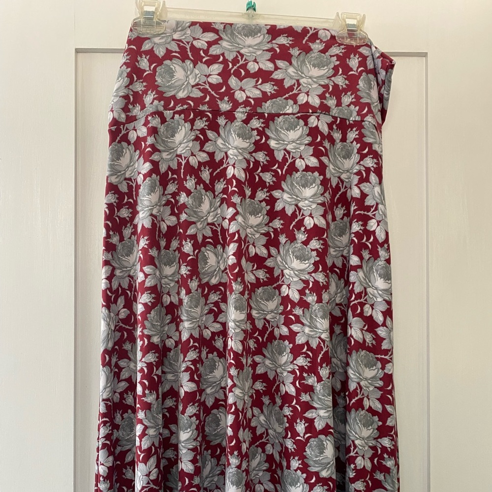 Size large mid-length flowy skirt